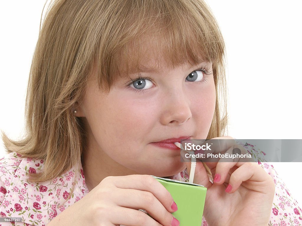 Belle petite fille boire un verre de Jus en brique - Photo de Boîte libre de droits