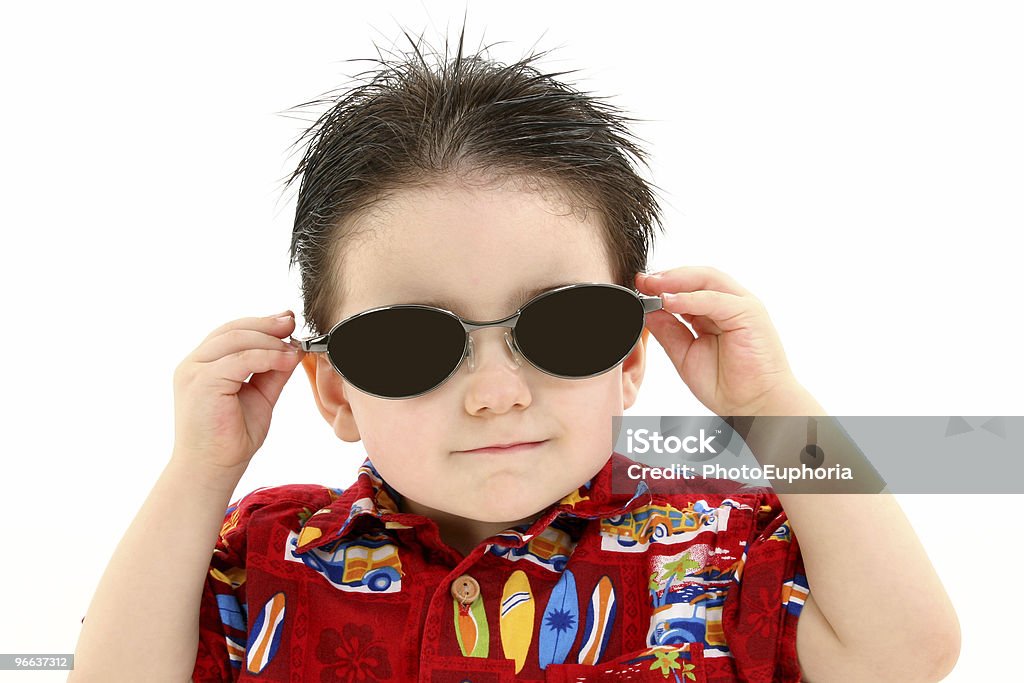 Süße Junge In dunklen Sonnenbrille und Hawaiian Shirt - Lizenzfrei Dunkel Stock-Foto