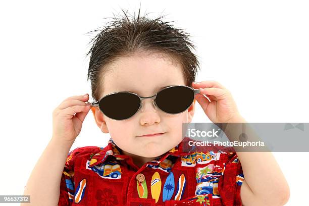 Süße Junge In Dunklen Sonnenbrille Und Hawaiian Shirt Stockfoto und mehr Bilder von Dunkel