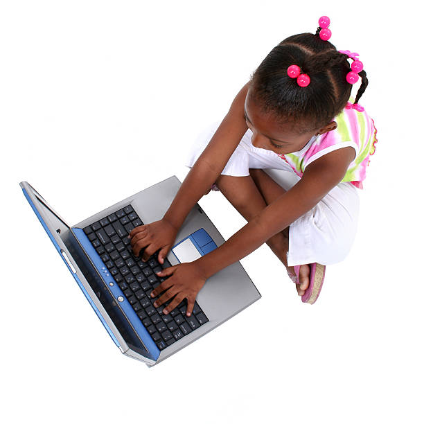 petite fille travaillant sur un ordinateur portable - report card number 8 school education photos et images de collection