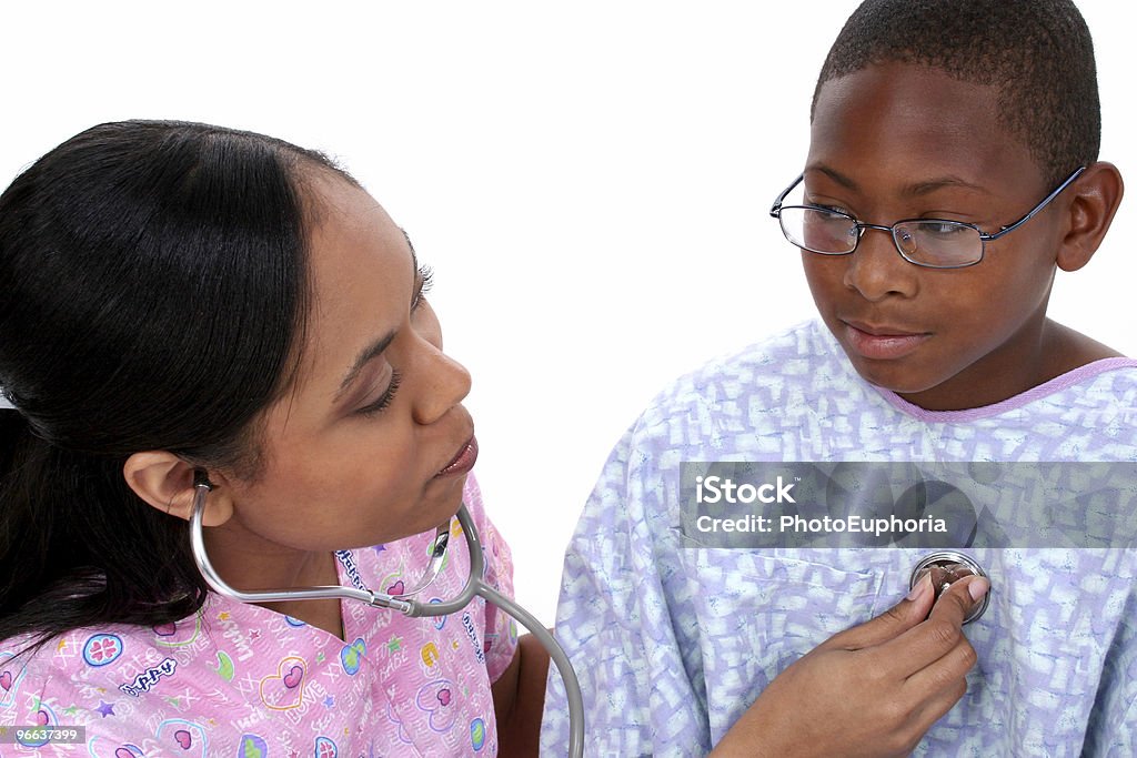 Pielęgniarka słuchania chłopiec z Stetoskop - Zbiór zdjęć royalty-free (Biały)