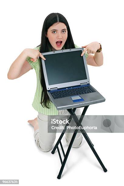 Foto de Linda Menina Préadolescente Apontando Para Laptop Tela e mais fotos de stock de 12 Horas