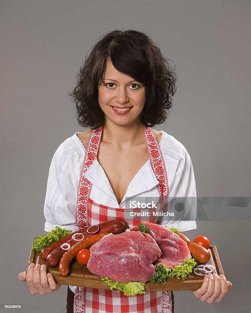 Junge Frau mit Fleisch-Produkte - Lizenzfrei Bauholz-Brett Stock-Foto