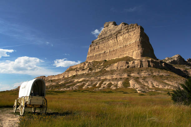 wagon couvert à scotts bluff national monument dans le nebraska - nebraska the oregon trail covered wagon landscape photos et images de collection