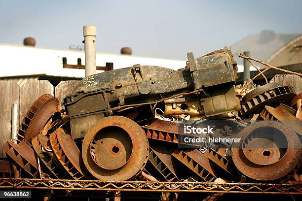 Photo libre de droit de Tracteur banque d'images et plus d'images libres de droit de A l'abandon - A l'abandon, Acier, Déchets