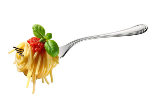 widelec spaghetti z sosem pomidorowym i bazylią - spaghetti sauces pasta vegetable zdjęcia i obrazy z banku zdjęć