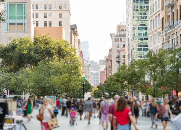 明るく晴れた日にユニオン ・ スクエア ・ パーク マンハッタン ニューヨーク市で歩く人々 の群集 - city street street walking tree ストックフォトと画像