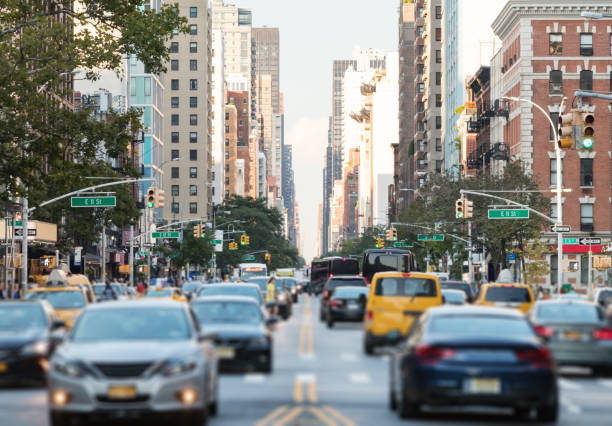 scena di strada trafficata di new york city con auto e persone lungo la 3rd avenue nell'east village di manhattan - taxi new york city traffic busy foto e immagini stock