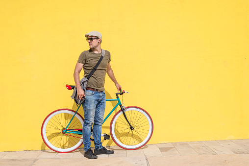 Man posing with his fixed gear bicycle wearing sunglasses