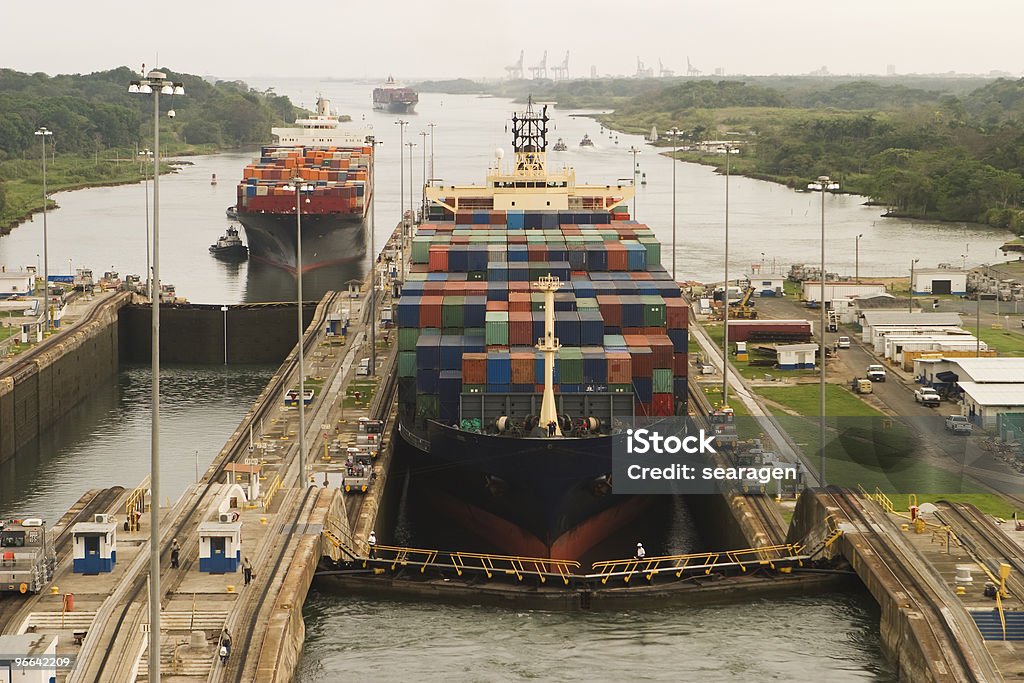 カーゴパナマ運河に入る船 - パナマ運河のロイヤリティフリーストックフォト