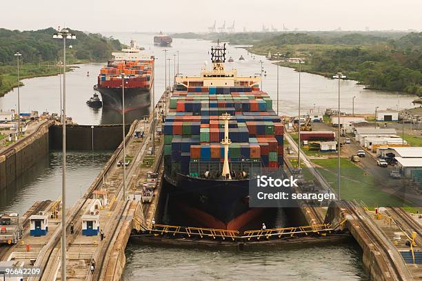 カーゴパナマ運河に入る船 - パナマ運河のストックフォトや画像を多数ご用意 - パナマ運河, パナマ, 運河
