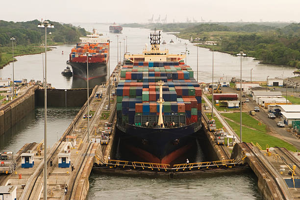 statkach towarowych wprowadzając panamski kanał - panama canal panama canal industrial ship zdjęcia i obrazy z banku zdjęć