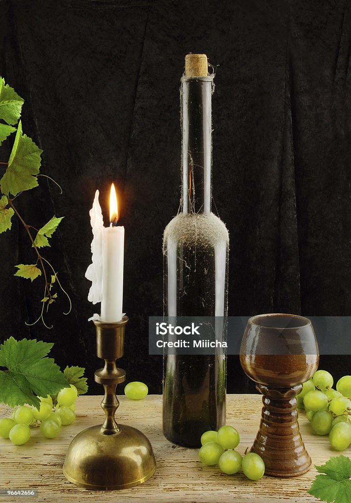 Velho vinho e vela - Foto de stock de Antigo royalty-free