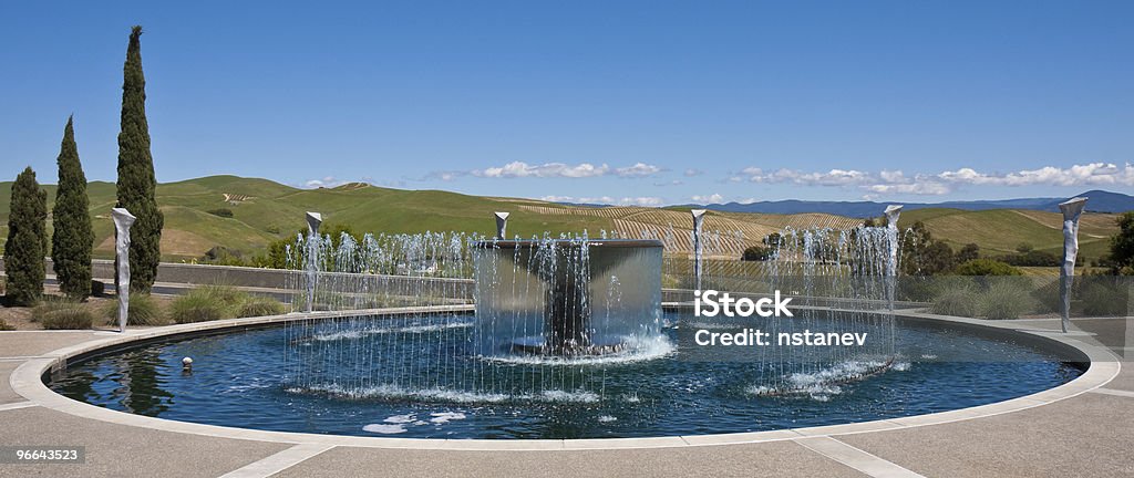 Fuente de agua en una bodega del Valle de Napa - Foto de stock de Agua libre de derechos