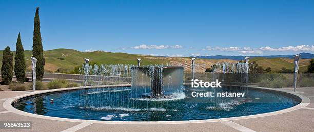 Fuente De Agua En Una Bodega Del Valle De Napa Foto de stock y más banco de imágenes de Agua - Agua, Aire libre, Amarillo - Color