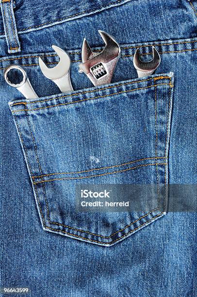 Quattro Le Chiavi Nella Tasca Di Jeans - Fotografie stock e altre immagini di Abbigliamento casual - Abbigliamento casual, Attrezzi da lavoro, Attrezzo manuale