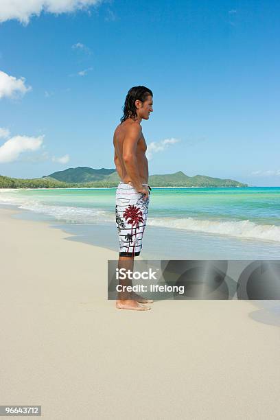 Mann Am Strand Stockfoto und mehr Bilder von Berg - Berg, Blau, Brandung