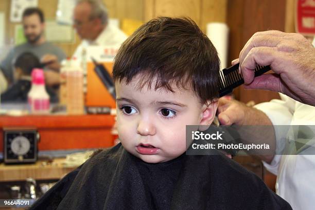 Foto de Menino Na Barbearia e mais fotos de stock de Ansiedade - Ansiedade, Cortar cabelo, Meninos