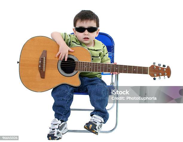 Süße Junge Mit Sonnenbrille Und Akustikgitarre Über Weiß Stockfoto und mehr Bilder von Akustikgitarre