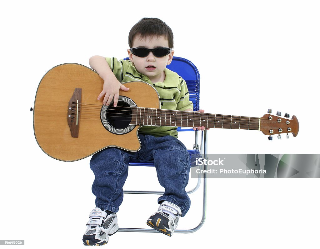 Urocza chłopiec z Okulary przeciwsłoneczne i Gitara akustyczna na białym - Zbiór zdjęć royalty-free (Białe tło)
