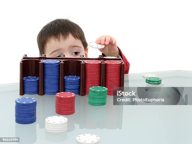 Ragazzo Bambino Giocando Con I Chip Di Poker - Fotografie stock e altre immagini di Bambino - Bambino, Composizione orizzontale, Fiche