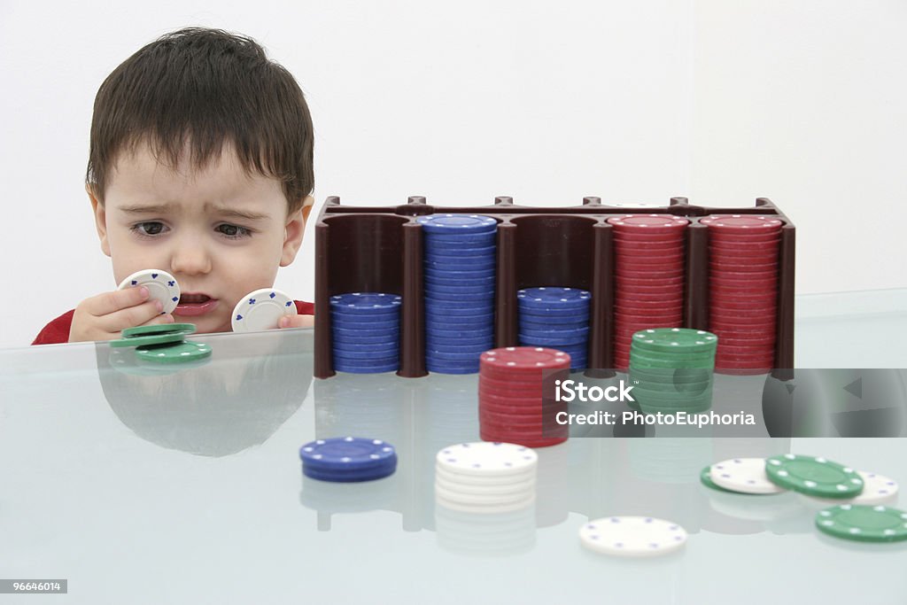 Chłopiec dziecko Gra w pokera wióry - Zbiór zdjęć royalty-free (Chłopcy)