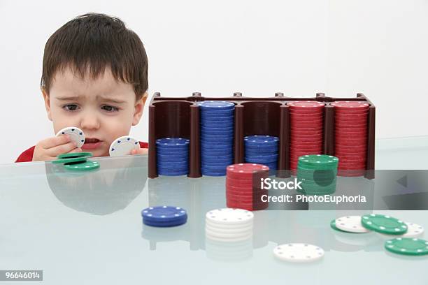 Chłopiec Dziecko Gra W Pokera Wióry - zdjęcia stockowe i więcej obrazów Chłopcy - Chłopcy, Dziecko, Fotografika