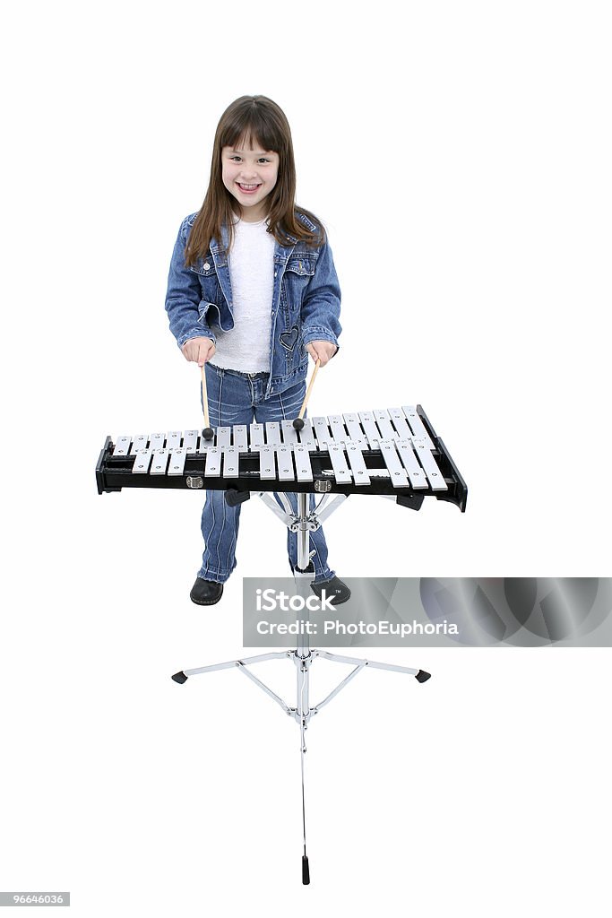 Для детей (девочка) играет на Беллс - Стоковые фото Вертикальный роялти-фри