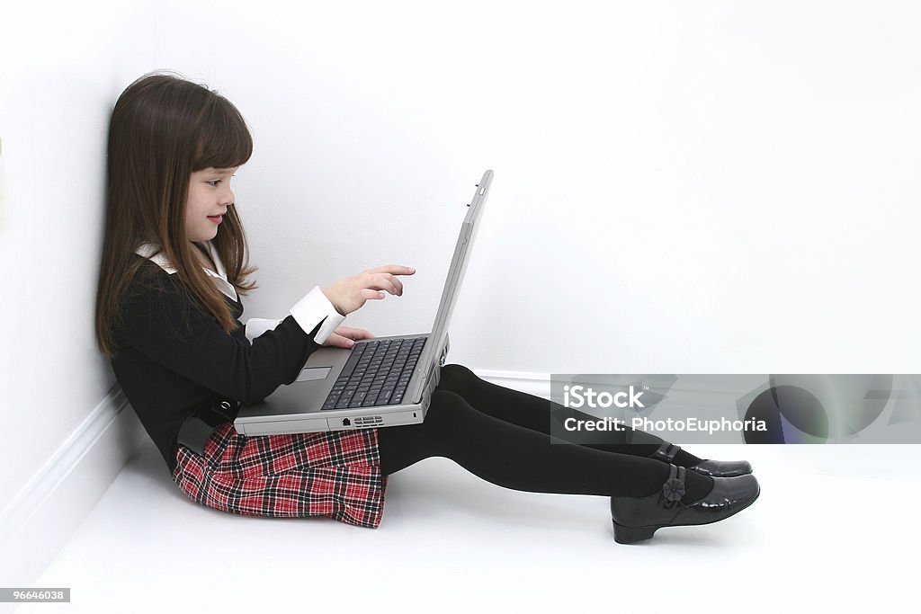 Criança usando Laptop - Foto de stock de Ausência royalty-free