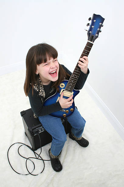 dziecko gra gitara elektryczna - child singing little girls gutiar zdjęcia i obrazy z banku zdjęć