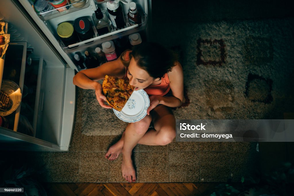 Frau, Essen spät in die Nacht vor dem Kühlschrank in der Küche - Lizenzfrei Essen - Mund benutzen Stock-Foto
