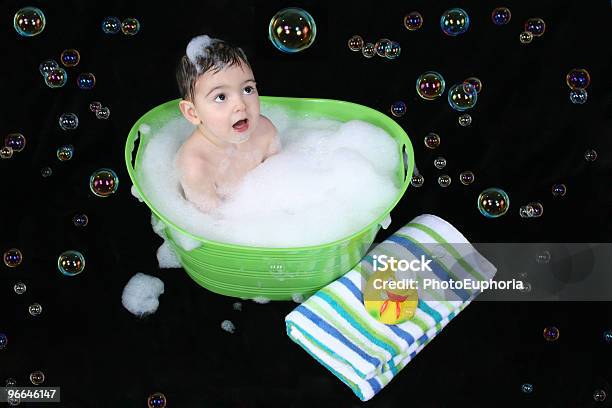 Schaumbad Stockfoto und mehr Bilder von Badewanne - Badewanne, Blase - Physikalischer Zustand, Eimer