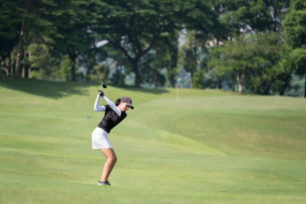 완전 한 골프 샷 - golf women female concentration 뉴스 사진 이미지