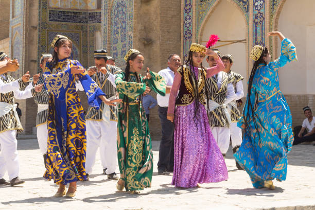 bijoutier musiciens en tenue locale de danse, à boukhara, en ouzbékistan. - male beauty dress men old photos et images de collection