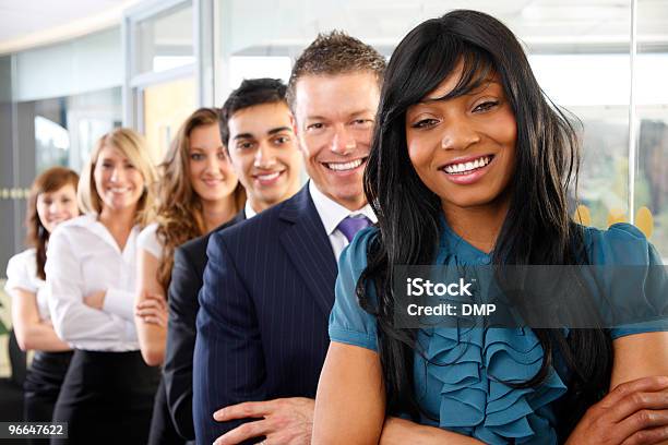 Joven Feliz Interracial Grupo De Negocios En Oficina Moderna De Árboles Foto de stock y más banco de imágenes de Afrodescendiente