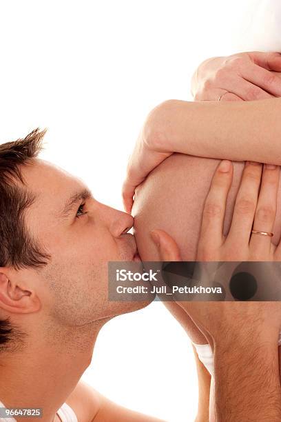 Pai Beijar Esposa De Barriga - Fotografias de stock e mais imagens de Abdómen Humano - Abdómen Humano, Abraçar, Adulto