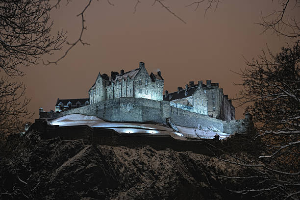 schloss edinburgh, schottland, uk, beleuchtet bei nacht im winter snow - castle rock stock-fotos und bilder