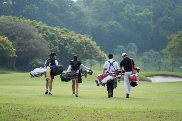 amigos caminen juntos por la calle - golf club golf golf course equipment fotografías e imágenes de stock