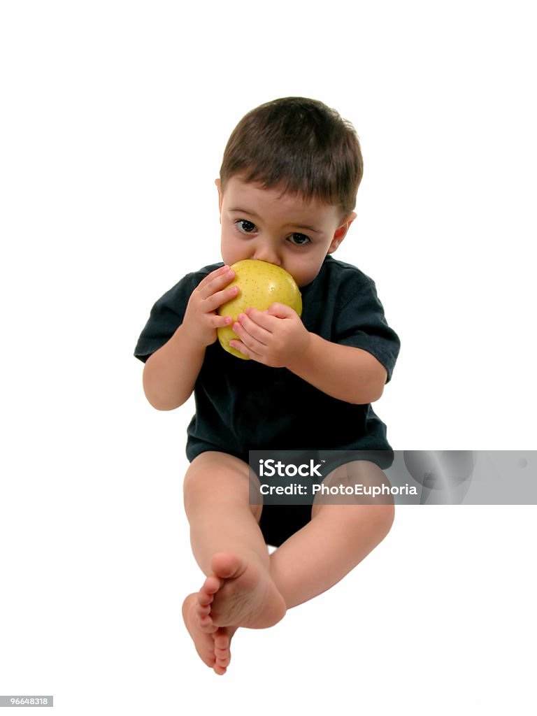 Baby мальчик ест яблоко - Стоковые фото Вертикальный роялти-фри