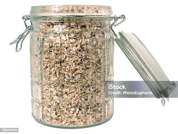 Barattolo Di Vetro Di Raw Avena Isolato - Fotografie stock e altre immagini di Avena - Cereali da colazione - Avena - Cereali da colazione, Barattolo di vetro, Bianco