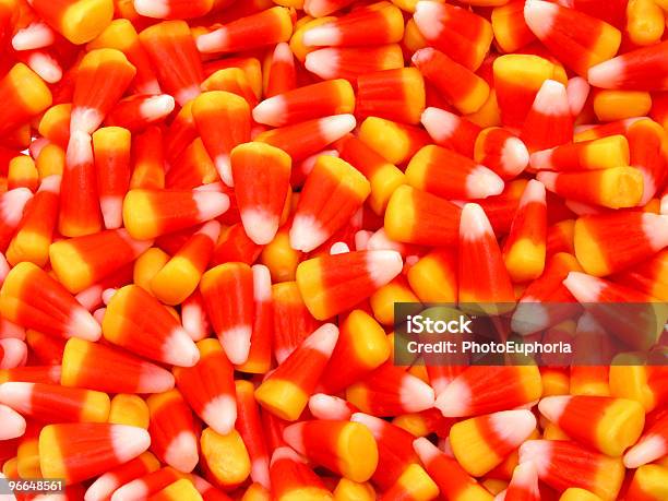 Foto de Candy Corn Close Up 4 De 6 e mais fotos de stock de Amarelo - Amarelo, Bala de Halloween, Branco