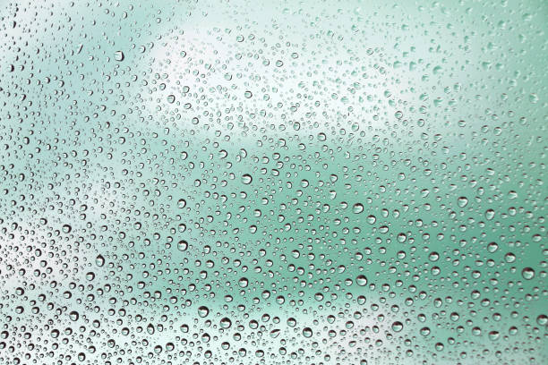 дождь падает на оконное стекло, дождливый день - cold rain parasol gray стоковые фото и изображения