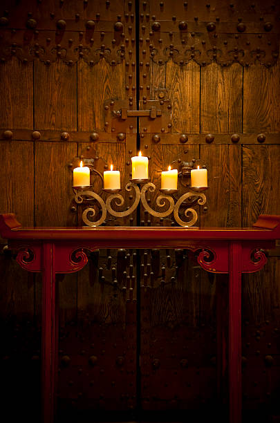 촉광 굽기 테이블 앞에서 늙음 전원주의 도어 - christmas wood ambient candlestick holder 뉴스 사진 이미지