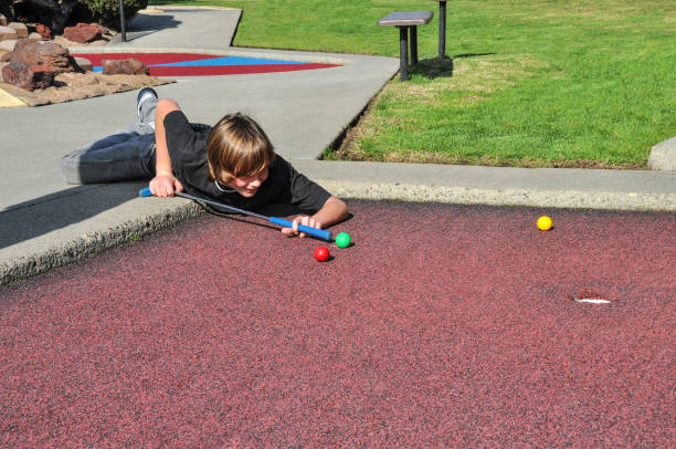 bilard do minigolfa - golf child sport humor zdjęcia i obrazy z banku zdjęć