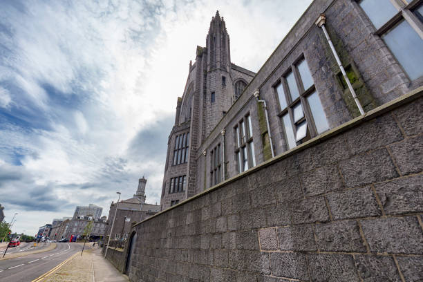 marischal college e street - scotland town square war memorial photography foto e immagini stock