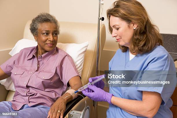 Foto de Enfermeira Dando Paciente Injeção e mais fotos de stock de Droga de Quimoterapia - Droga de Quimoterapia, Soro - Instrumento médico, Paciente