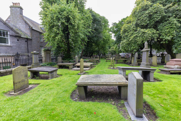 vista cemetarya - scotland town square war memorial photography foto e immagini stock