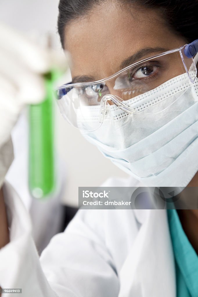 アジア女性の科学者、実験室試験管緑色のソリューション - 実験室のロイヤリティフリーストックフォト