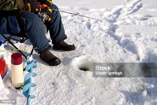 Ice Pescatore - Fotografie stock e altre immagini di Pesca sul ghiaccio - Pesca sul ghiaccio, Ambientazione esterna, Composizione orizzontale