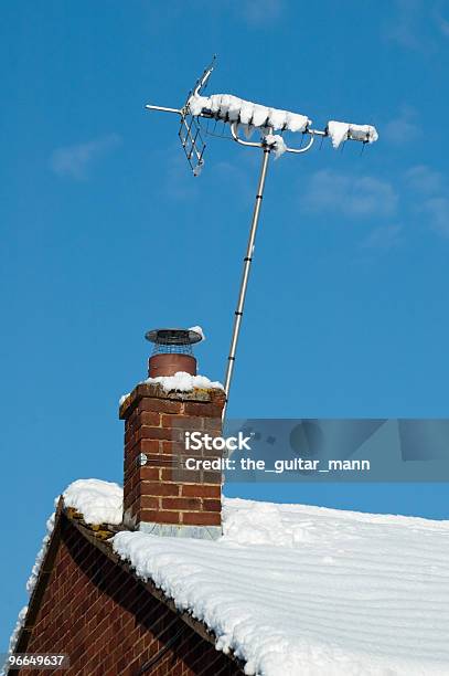 텔리비전 안테나 0명에 대한 스톡 사진 및 기타 이미지 - 0명, 겨울, 굴뚝